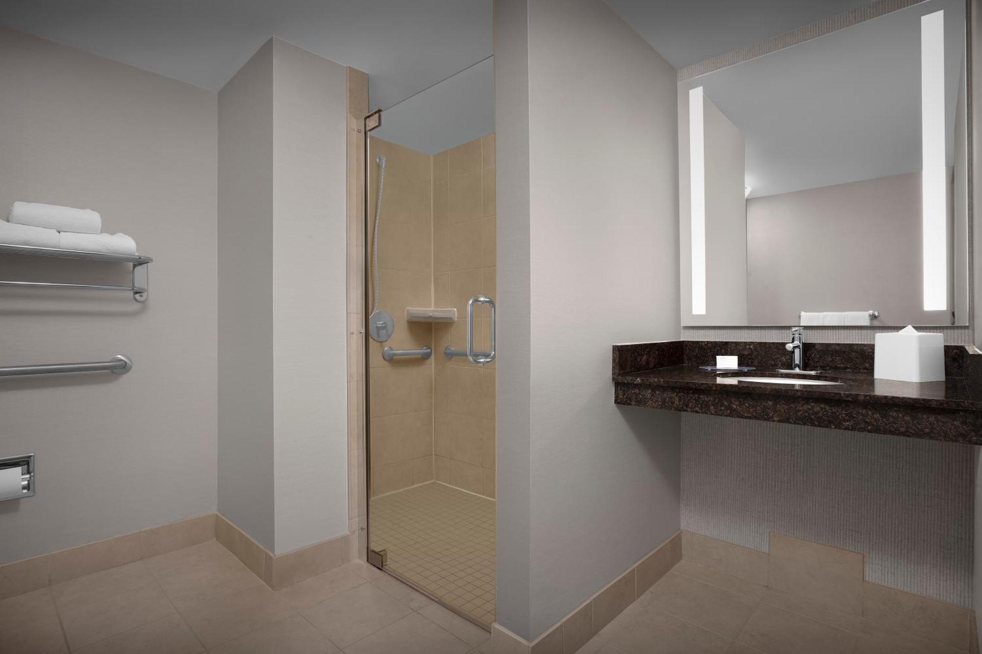 Hilton Garden Denver 3*
